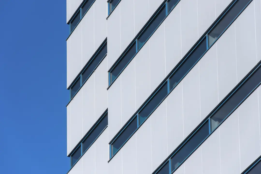 Symbolbild: weiße Fassade mit Fensterbändern