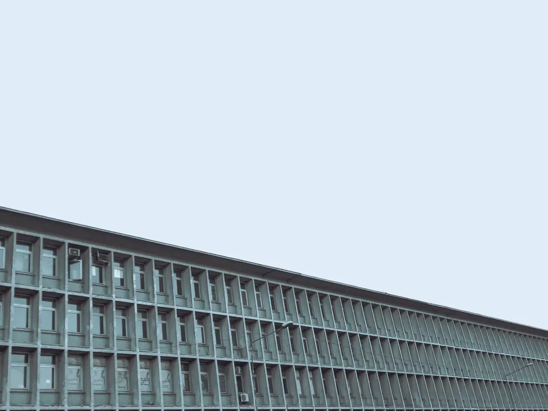 Symbolbild: Bürogebäude mit Rasterfassade